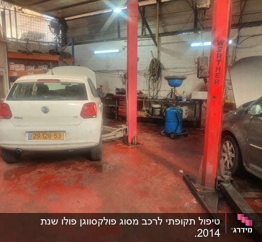 מוסך עם מכוניות על ליפטים, כלי עבודה וציוד תחזוקה